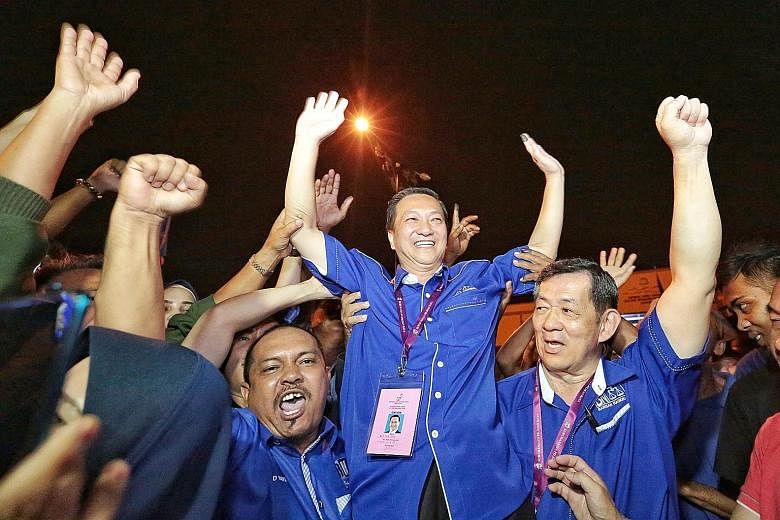 Datuk Seri Wee Jeck Seng (centre), from the opposition Barisan Nasional coalition, celebrating his victory in the Tanjung Piai by-election in Johor state last Saturday. PHOTO: SHIN MIN DAILY NEWS