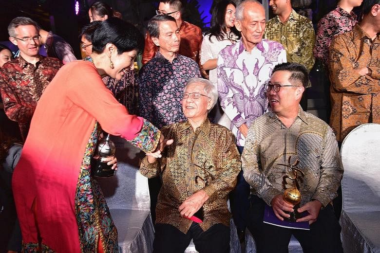 Ms Indranee Rajah, Minister in the Prime Minister's Office and Second Education and Finance Minister, greeting former chief justice Chan Sek Keong at the awards ceremony. Next to Mr Chan is Dr Kelvin Ngiam, son of former top civil servant Ngiam Tong 