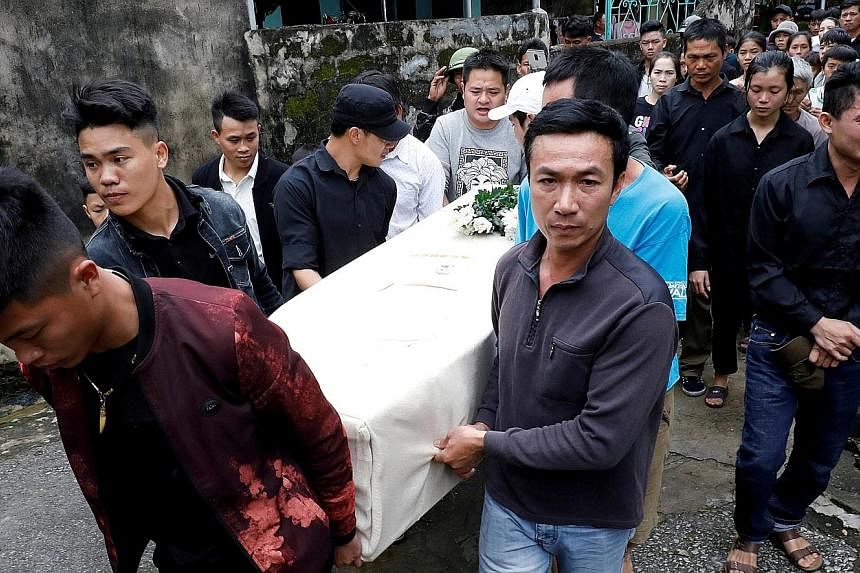Relatives and friends surrounding the ambulances carrying the bodies of Vietnamese Hoang Van Tiep and Nguyen Van Hung, among the 39 victims found dead in the back of a truck in Britain last month. The bodies of 16 victims arrived in Vietnam in the ea