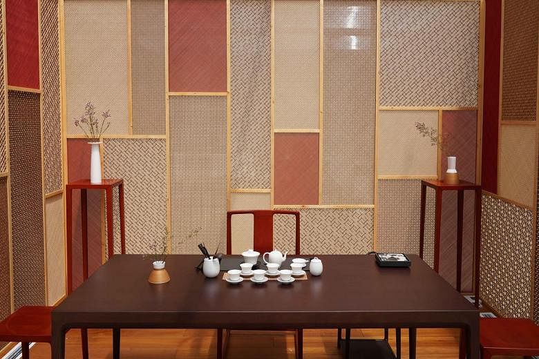 Like a sort of customisable package deal, Shang Xia designs the walls and ceilings and proposes the furniture and related objects, such as tea sets, tea tools, incense and flowers. 