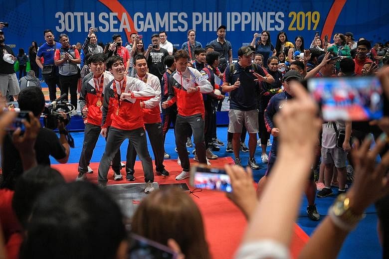 (Above) The Singapore men's foil team getting into the groove with other teams and fans after the medal presentation at Manila's World Trade Centre yesterday. Left: Joshua Lim roaring after a good showing.