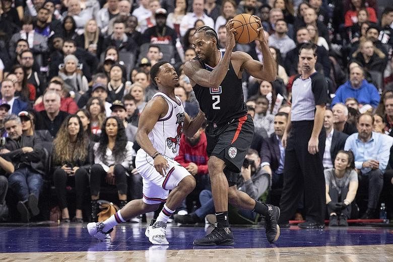 Los Angeles Clippers' Kawhi Leonard, who had a team-high 23 points, controlling the ball against Kyle Lowry of the Toronto Raptors. The Clippers won 112-92 and improved to 19-7.