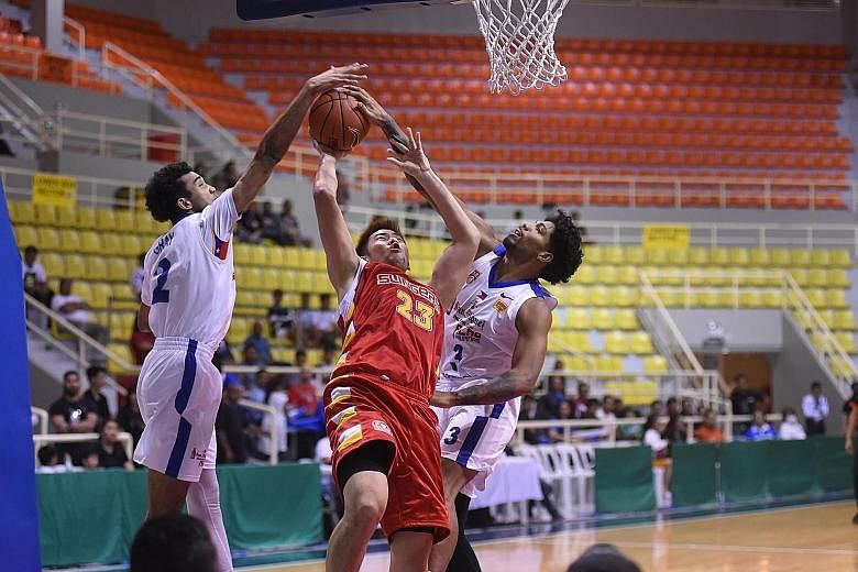 The Slingers' Delvin Goh, who scored 12 points yesterday, seeing his shot blocked by two Alab Pilipinas players. 