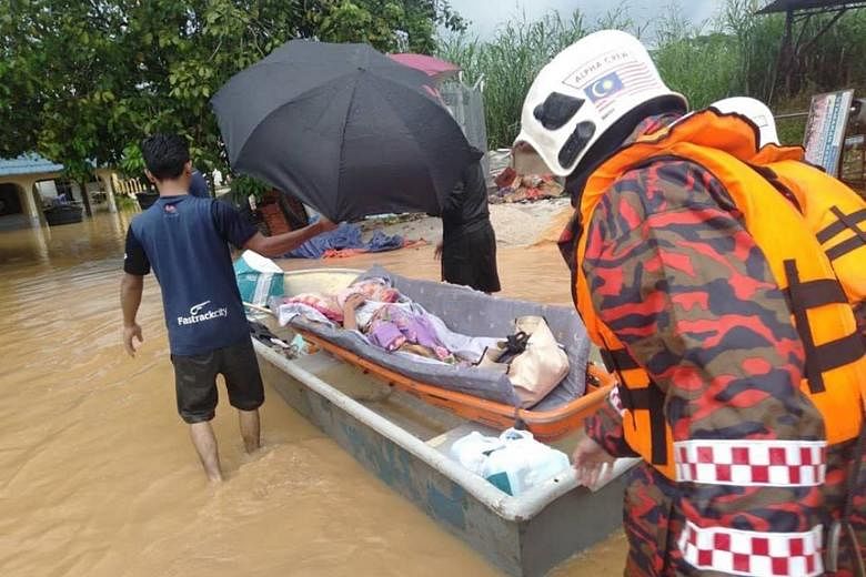 A view of the flooding at a village in Skudai, Johor. Torrential rain is forecast today for the state, as well as Terengganu and Pahang. The number of people evacuated in Johor was 9,348 as of yesterday. Personnel from the Johor Fire and Rescue Depar