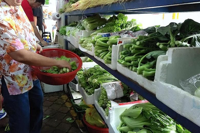 Recent monsoon rain has affected the supply of green leafy vegetables from Malaysia. Wholesalers say the prices of choy sum and bok choy from Johor Baru and Cameron Highlands have shot up by 80 per cent. PHOTO: SHIN MIN DAILY NEWS