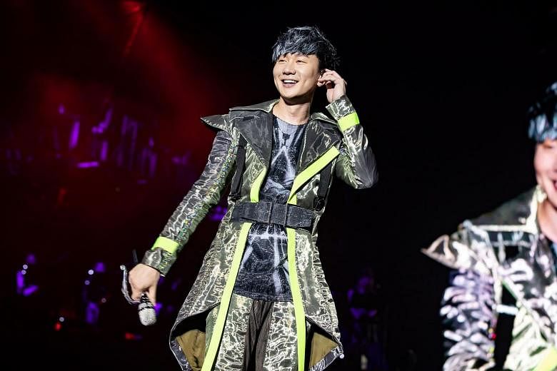 JJ Lin performs first concert to 40,000 people at the National Stadium