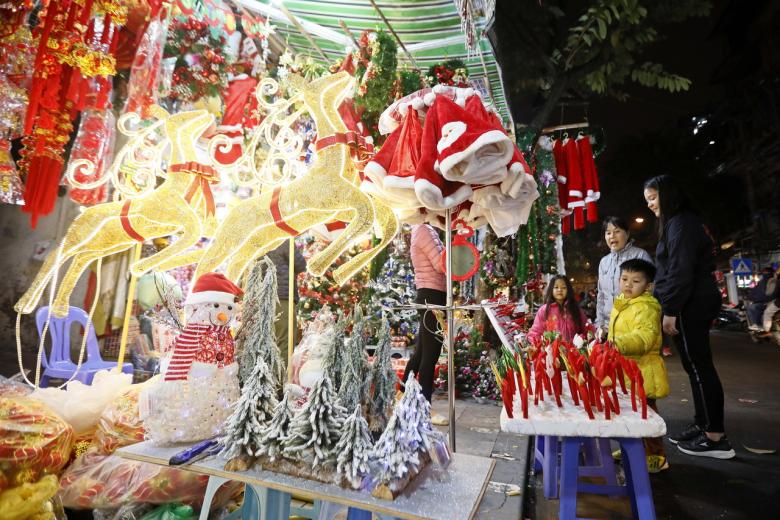 Christmas lights, tangled in trade war, show Vietnam's struggle The