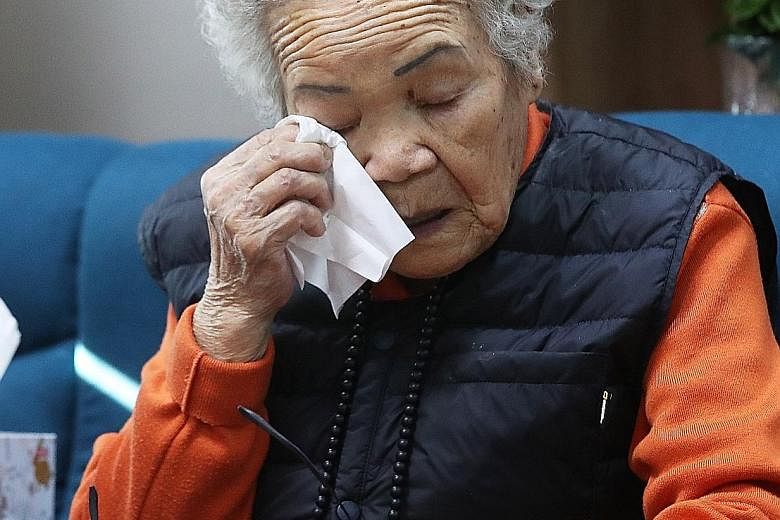 Former comfort woman Lee Ok-sun crying at a shelter in Gwangju, during a TV broadcast of the Constitutional Court's ruling yesterday.