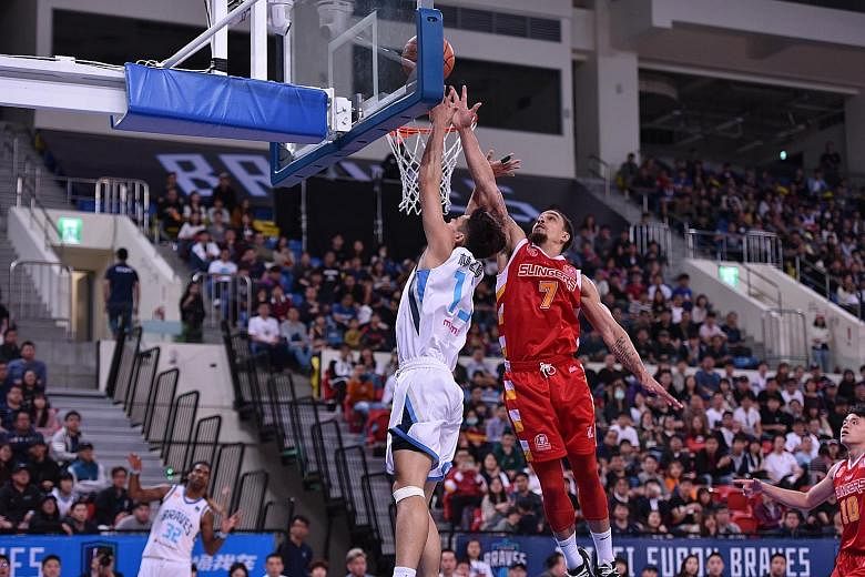 Singapore Slingers' Marcus Elliott going up against Fubon Braves' Lin Meng-hsueh in Taipei. He was the visitors' third-highest scorer with 17 points. PHOTO: ASEAN BASKETBALL LEAGUE