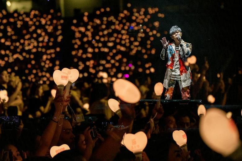 At one point in the show, Jay Chou sang the song Simple Love while the audience’s heart-shaped lightsticks created a sea of illuminated bouncing hearts. 