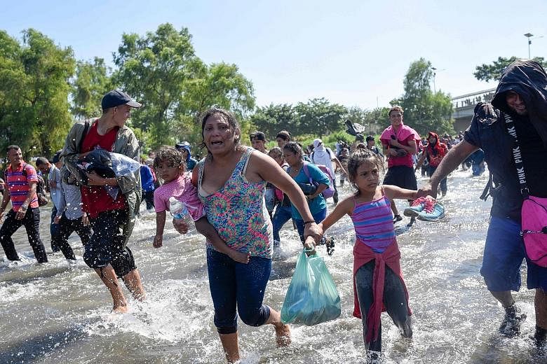 Central American migrants - mostly Hondurans - crossing the Suchiate River between Guatemala and Mexico on Monday. They were part of a group of several thousand people that had left Honduras last week.