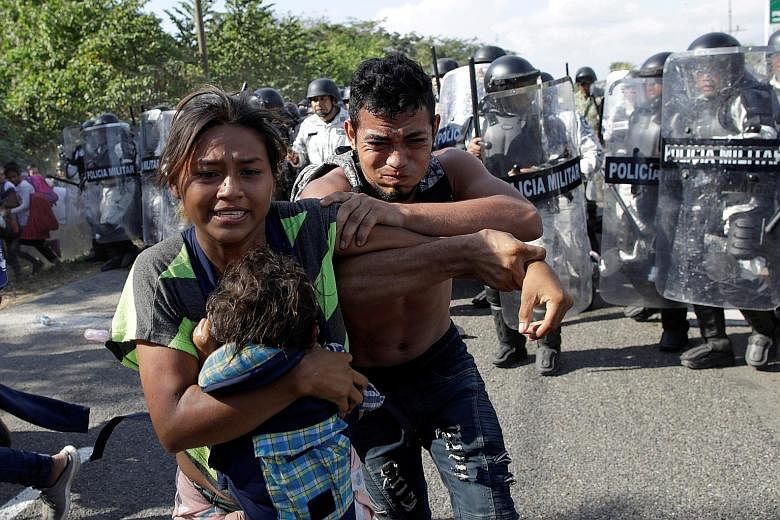 Panic erupted among migrants, who had been marching in a caravan, after they were approached by members of Mexico's security forces near Frontera Hidalgo in the southern state of Chiapas. Some 800 migrants, mainly from Central America, who surged int