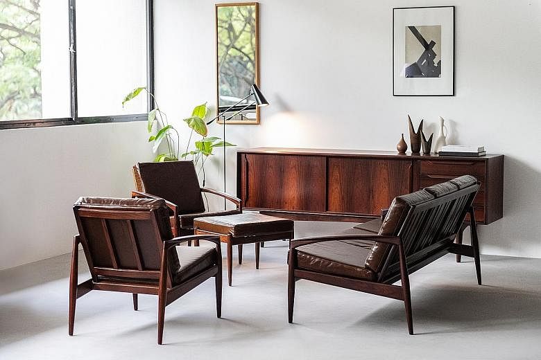 The Kai Kristiansen Paperknife Model 121 series in Brazilian rosewood comprises a three-seater, two easy chairs and an ottoman. Designed in 1955, these were labelled and produced by Magnus Olesen. The frames of this set, at Noden Singapore, have been full