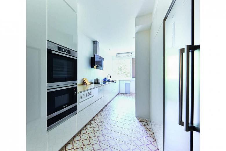 The kitchen (above) is done up in white to suit the home owner’s preference, with printed tiles that add interest to the space.