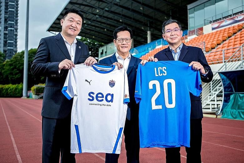 Lion City Sailors chairman Forrest Li, Football Association of Singapore president Lim Kia Tong and Home United chairman Winston Wong holding the club's new jerseys. The Sailors took over Home to become Singapore's first privatised football club. The