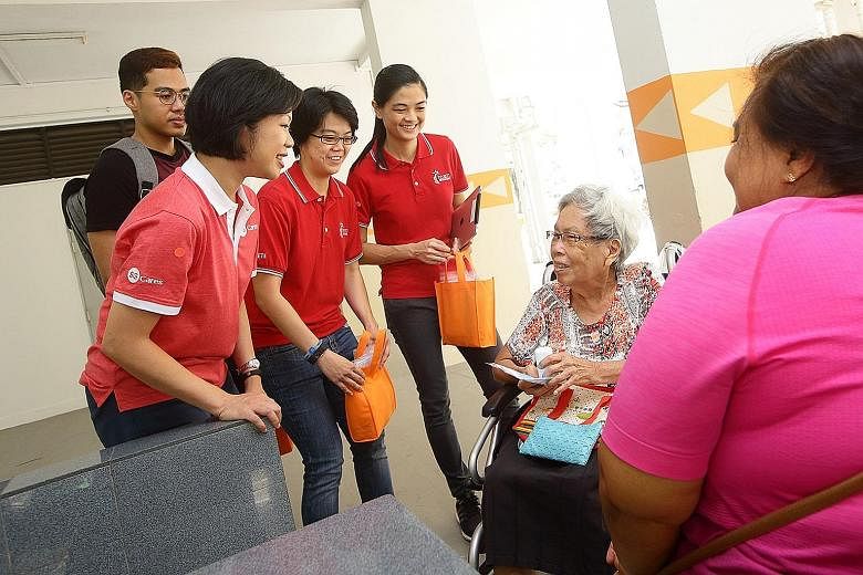 Senior Minister of State for Culture, Community and Youth Sim Ann and (from left) national bowlers Muhd Danial and sisters Cherie and Daphne Tan were part of a team of about 50 Singapore Bowling Federation (SBF) athletes, coaches and employees who sp