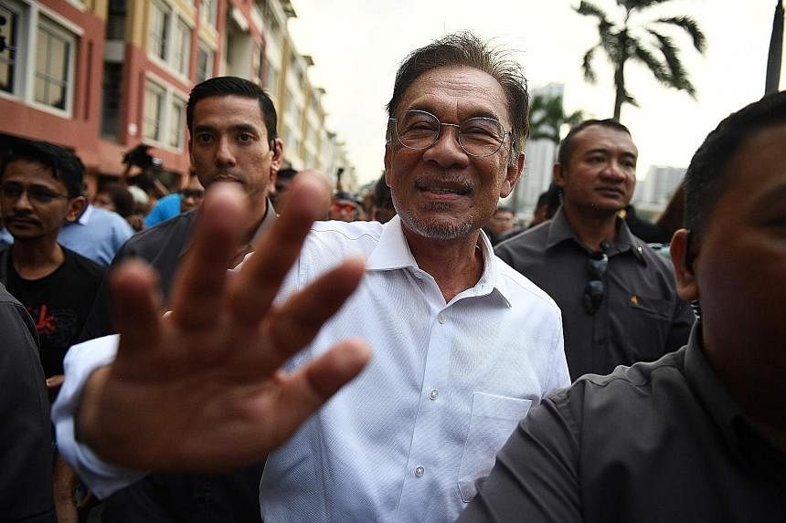 Datuk Seri Anwar Ibrahim failed to win the support of parties including Parti Pribumi Bersatu Malaysia and Parti Warisan Sabah. PHOTO: REUTERS Tun Dr Mahathir Mohamad will insist he had repeatedly warned that his successor must command the confidence