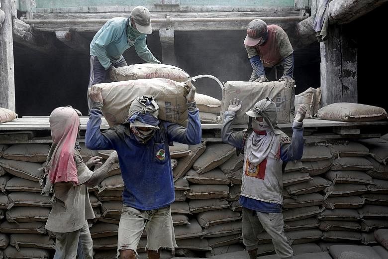 Workers loading cement onto a ship at Sunda Kelapa harbour in Jakarta last month. The Indonesian government estimates economic growth would slow to 4.7 per cent in the first quarter, which would be the weakest pace since 2009.