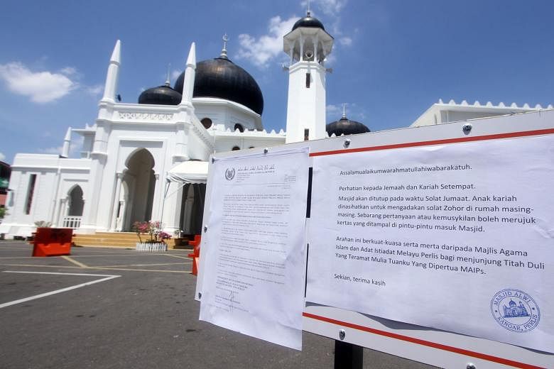 A notice on the cancellation of Friday prayers at the Alwi Mosque in Kangar, Perlis, yesterday. Malaysian Prime Minister Muhyiddin Yassin said yesterday that all big gatherings such as international meetings, sporting and social events will be cancel