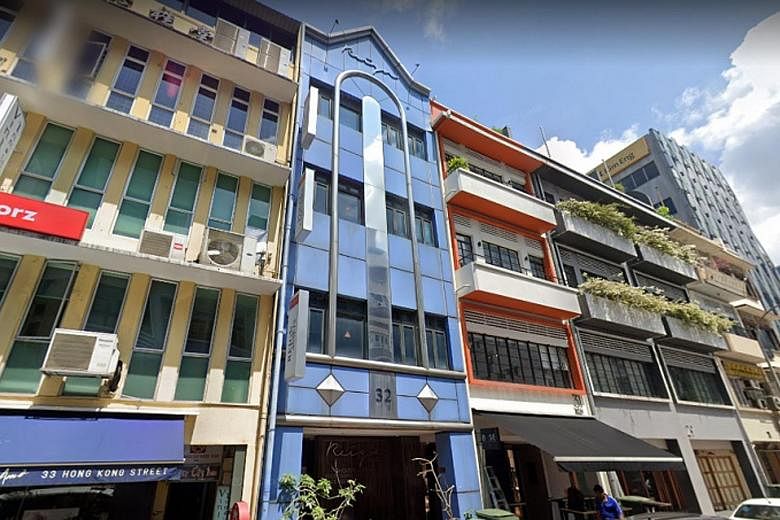 The 32 Hongkong Street shophouse (in blue) sits on an envelope control site spanning about 1,717 sq ft and is zoned for commercial use. It has an allowable building height of up to six storeys and a plot ratio of 4.2.