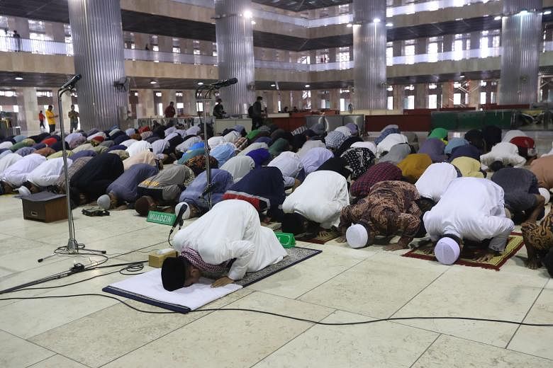 Fewer Indonesians were seen praying yesterday at South-east Asia's biggest mosque, the Istiqlal Mosque in Jakarta, after the mosque cancelled obligatory prayers in support of the governor's appeals to cancel Friday prayers for two weeks to curb the s