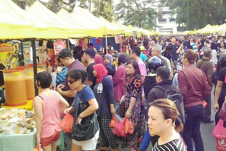 Medical experts oppose the idea of holding Ramadan bazaars in Malaysia this year, while officials seem torn over the issue. BERITA HARIAN FILE PHOTO
