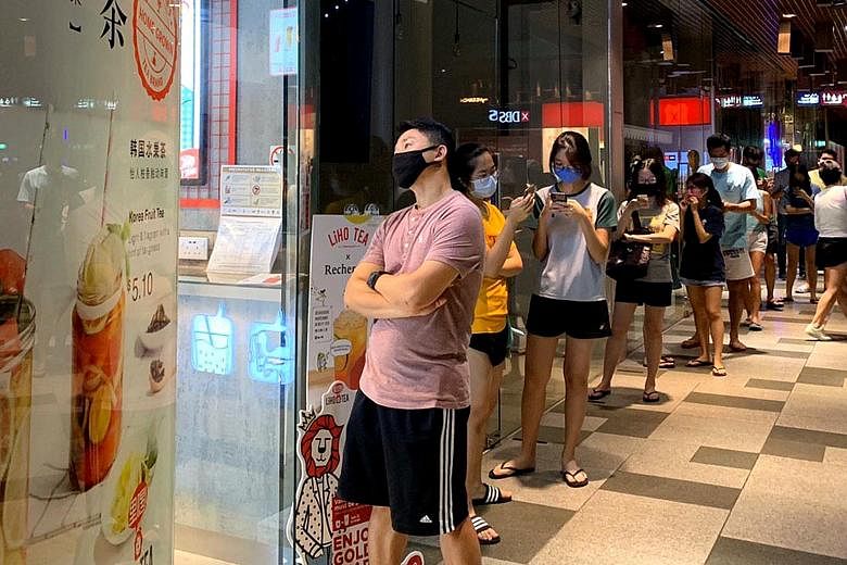 Bubble tea fans lining up outside the LiHo shop @ My Village at 9.15 last night. ST PHOTO: WANG HUI FEN