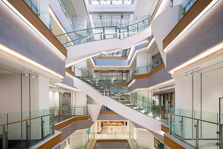 The open atrium in Bridge+ at CapitaLand Ascendas Plaza, Shanghai, lifts spirits with its expanse of space and natural light. 