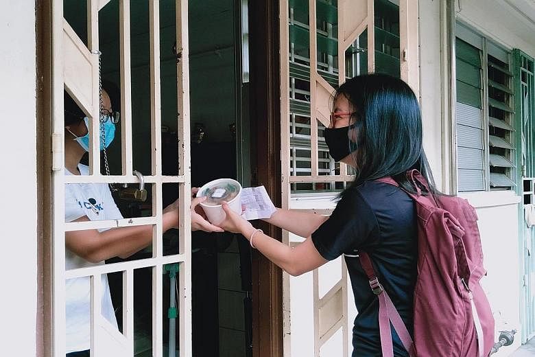 Miss Lim Si Hui, senior lead of outreach and partnerships at Glyph, delivering a meal from Knead to Eat to a resident in Bukit Merah.