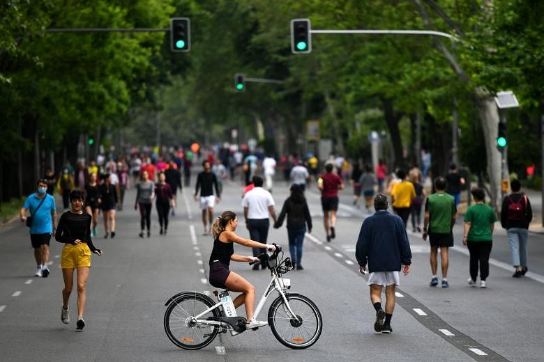 People exercising on the street in Madrid on Saturday. Spain, which lifted a ban on outdoor exercise on May 2, recorded the fewest deaths since March 18 yesterday. PHOTO: AGENCE FRANCE-PRESSE