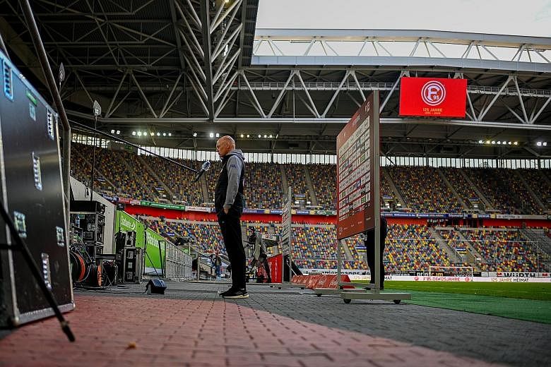 What they did right – Dusseldorf head coach Uwe Rosler respects social distancing rules in his post-match interview.