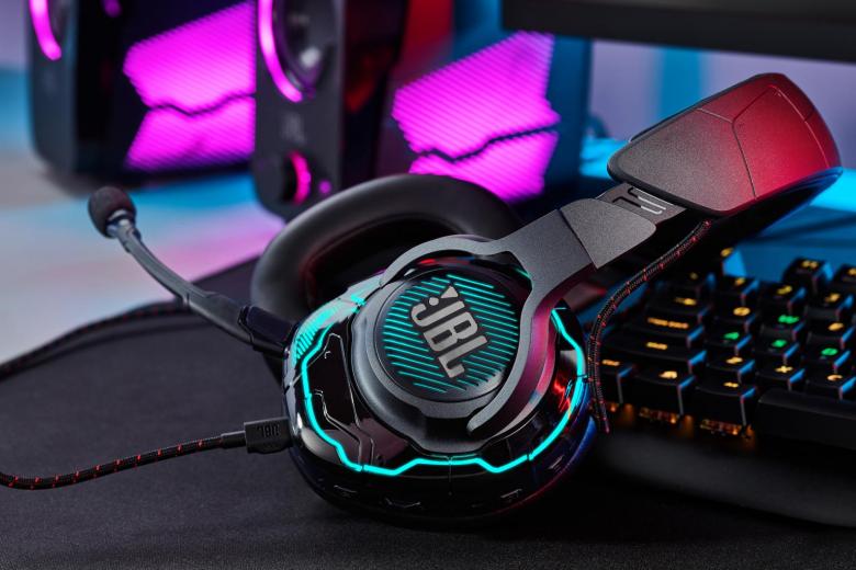 JBL Quantum One gaming headset looks 