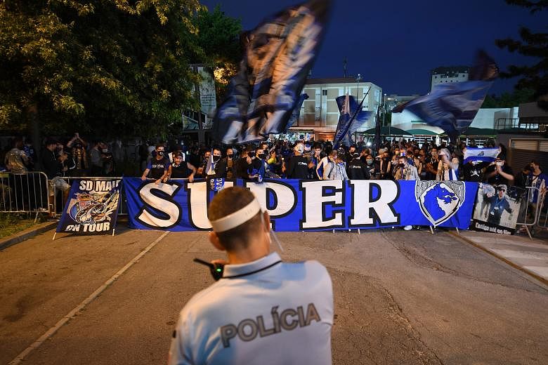 More than 200 Porto fans, who were not observing social distancing guidelines, awaiting the arrival of their team when the Primeira Liga in Portugal returned to action on Wednesday. But on the pitch, the leaders suffered a shock 2-1 loss at Famalicao
