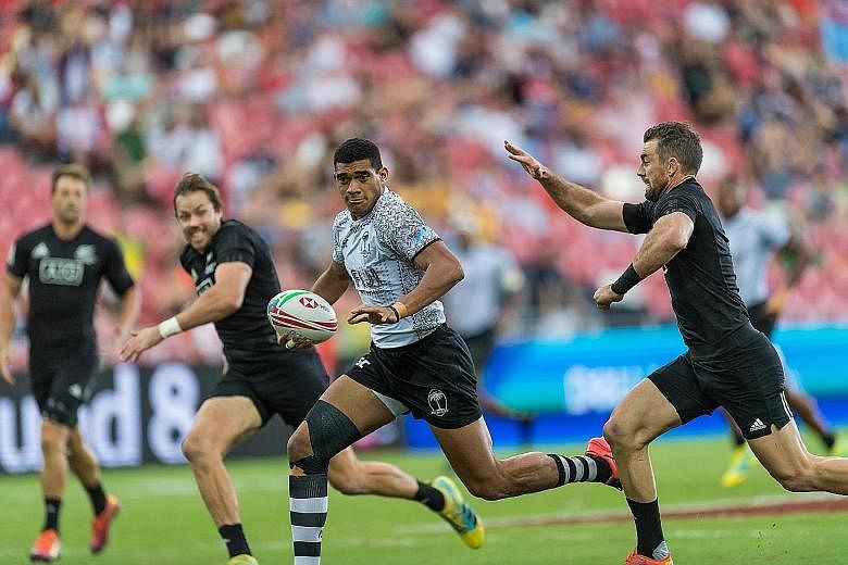 Fiji's Meli Derenalagi outpacing his New Zealand opponent at last year's Singapore Sevens.
