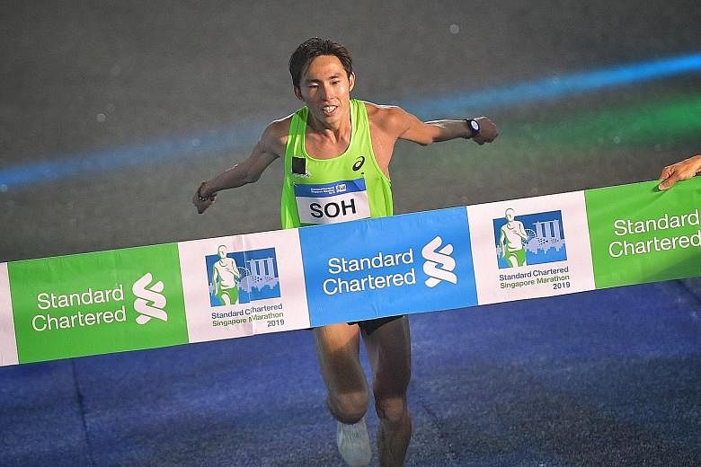 Soh Rui Yong winning the Singapore elite event at last year's Standard Chartered Singapore Marathon. This year's SCSM is scheduled for December 5-6. ST FILE PHOTO