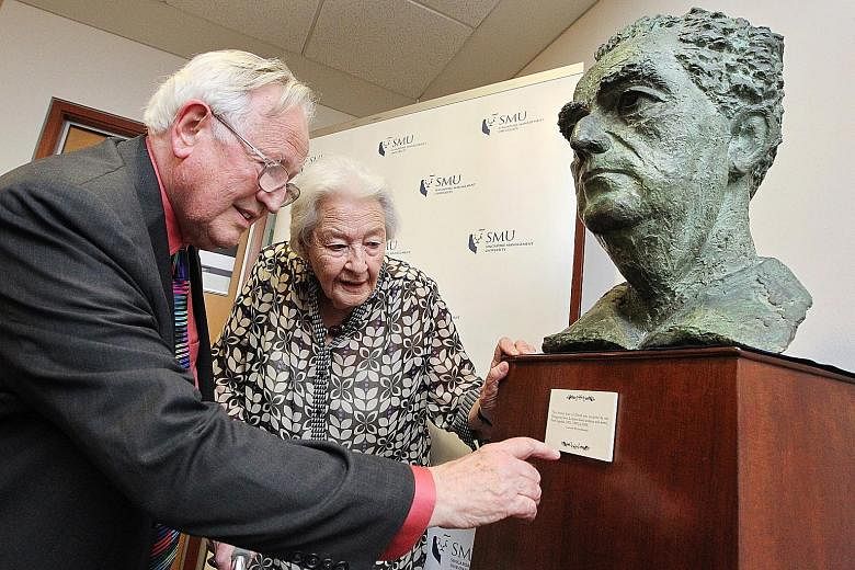 Professor Michael Furmston, the first dean of Singapore Management University's School of Law, viewing a sculpture of Mr David Marshall with the late politician's wife Jean in 2011. Prof Furmston died last Sunday. PHOTO: SINGAPORE MANAGEMENT UNIVERSI