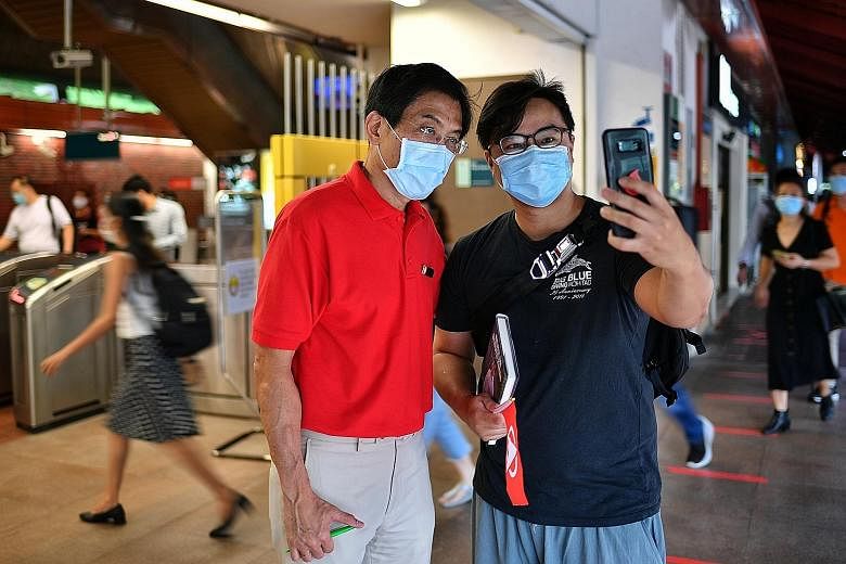 A Singapore Democratic Party supporter taking a wefie yesterday with party chief Chee Soon Juan, who is standing in Bukit Batok SMC, at Bukit Batok MRT station, where the party's candidates met to kick off their drive through all five constituencies 