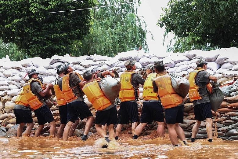Chinese soldiers building an emergency levee near Poyang Lake on Tuesday to contain flooding in Jiujiang, China.