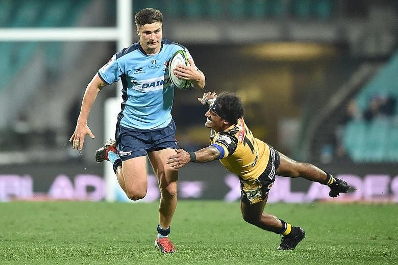 Waratahs player Jack Maddox avoids a tackle by Western Force player Marcel Brache during the Super Rugby match between Australia's Waratahs and Western Force in Sydney last Saturday. PHOTO: AGENCE FRANCE-PRESSE