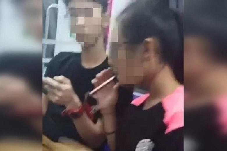 Teenagers fined for using e vaporiser on board MRT The Straits Times