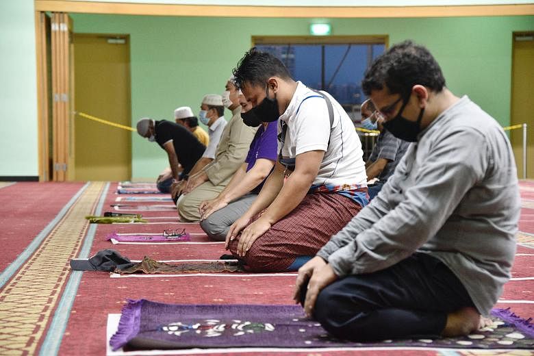 Worshippers at An-Nahdhah Mosque in Bishan participating in the takbir (exaltation and praise of God) yesterday after the congregational maghrib (evening) prayers, marking the beginning of Hari Raya Haji. ST PHOTO: DESMOND WEE