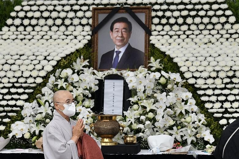 A Buddhist monk paying his respects at a public memorial for the mayor, who died in an apparent suicide, in Seoul on July 13. PHOTO: AGENCE FRANCE-PRESSE People staging a demonstration in Seoul on Tuesday to urge the National Human Rights Commission 