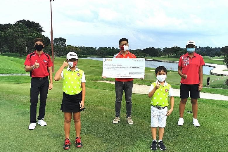 Speaker of Parliament Tan Chuan-Jin holding a mock cheque for $33,203 with (from left) SEA Games champion James Leow, junior development squad golfers Passion Hsu and Cody Ng and national golfer Shannon Tan at the Laguna National Golf and Country Clu