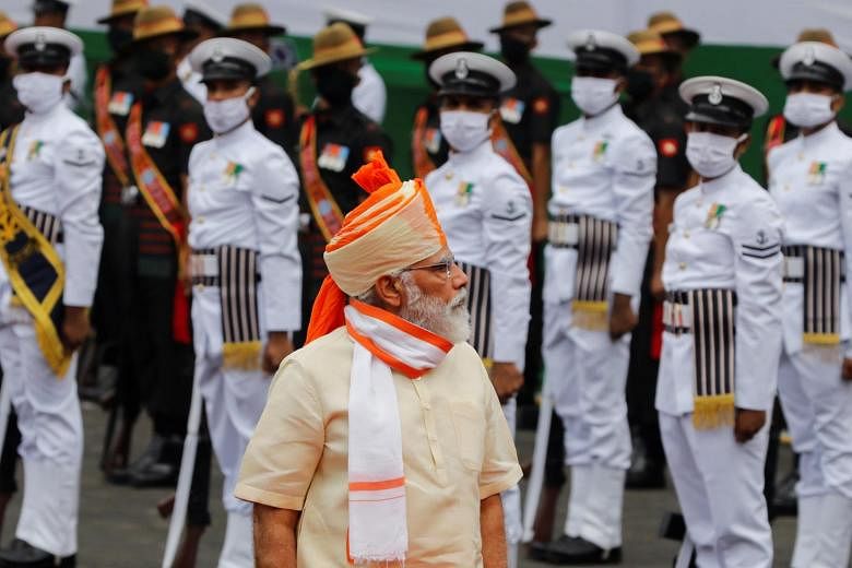 PM Modi  PM Narendra Modi Inspects The Guard Of Honour At Red Fort