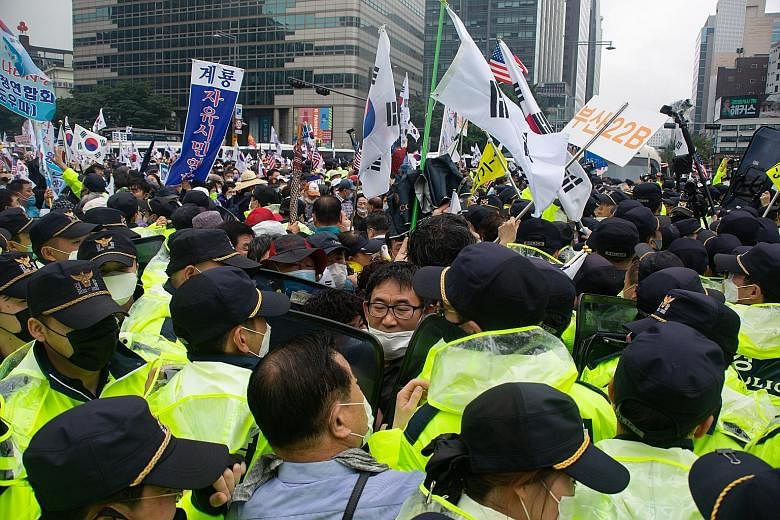 SOUTH KOREA: Members of South Korea's Conservative group trying to march towards the presidential palace in Seoul yesterday during a protest against the government marking the 75th anniversary of National Liberation Day. PHOTO: EPA-EFE ENGLAND: Serge