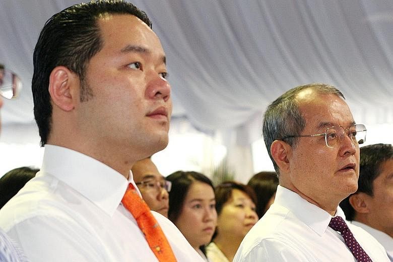 Lim Oon Kuin (far right) and his son Evan Lim Chee Meng seen in a 2006 file photo. Lim, his son and his daughter Lim Huey Ching are accused of fraudulent trading and breaching their fiduciary duties as directors of oil trader Hin Leong Trading. BT FI