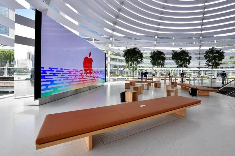 In Singapore the first floating Apple Store: A transparent glass dome