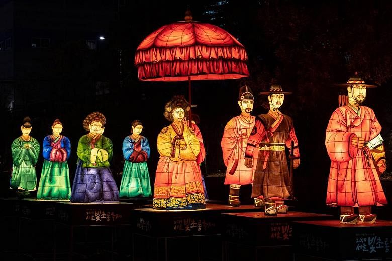 Royal Family's Walk, which was first displayed at the Seoul Lantern Festival last year, depicts a Joseon Dynasty procession.