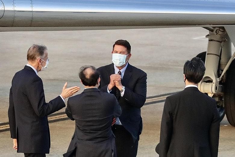 US Undersecretary of State for Economic Affairs Keith Krach being greeted by Taiwan officials on landing at Sungshan airport in Taipei yesterday. He is in Taiwan for a memorial service tomorrow for former president Lee Teng-hui, and is also expected 