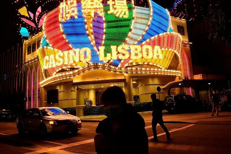While gambling is illegal on the Chinese mainland, it is allowed in casinos in Macau. But fears that Beijing could broaden a crackdown on offshore gambling have sparked a rush to withdraw billions of dollars from casino junkets. PHOTO: REUTERS